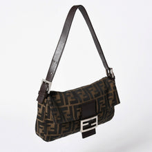 Load the image into the gallery viewer. 極美品 FENDI フェンディ ショルダーバッグ クロスボディバッグ マンマバケット ズッカ柄 33492 ブラウン シルバー金具 中古 4a006409