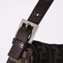 Load the image into the gallery viewer. 極美品 FENDI フェンディ ショルダーバッグ クロスボディバッグ マンマバケット ズッカ柄 33492 ブラウン シルバー金具 中古 4a006409