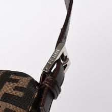 Load the image into the gallery viewer. 極美品 FENDI フェンディ ショルダーバッグ クロスボディバッグ マンマバケット ズッカ柄 33492 ブラウン シルバー金具 中古 4a006409