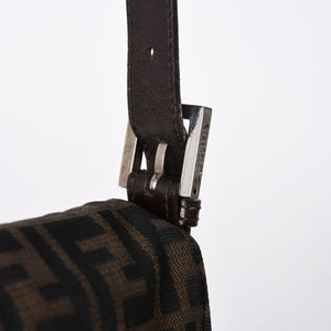極美品 FENDI フェンディ ショルダーバッグ クロスボディバッグ マンマバケット ズッカ柄 33492 ブラウン シルバー金具 中古 4a006409