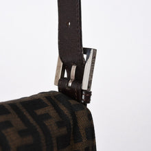 Load the image into the gallery viewer. 極美品 FENDI フェンディ ショルダーバッグ クロスボディバッグ マンマバケット ズッカ柄 33492 ブラウン シルバー金具 中古 4a006409