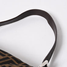 Load the image into the gallery viewer. 極美品 FENDI フェンディ ショルダーバッグ クロスボディバッグ マンマバケット ズッカ柄 33492 ブラウン シルバー金具 中古 4a006409