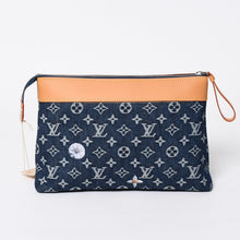 将图片加载到图库查看器中。 新品未使用品 LOUIS VUITTON ルイヴィトン ハンドバッグ クラッチバッグ M27559 ポシェット・ヴォワヤージュ モノグラムデニム 中古 4a006421