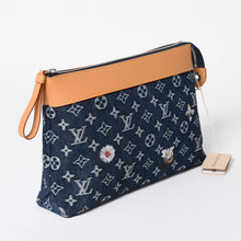 将图片加载到图库查看器中。 新品未使用品 LOUIS VUITTON ルイヴィトン ハンドバッグ クラッチバッグ M27559 ポシェット・ヴォワヤージュ モノグラムデニム 中古 4a006421