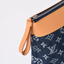 将图片加载到图库查看器中。 新品未使用品 LOUIS VUITTON ルイヴィトン ハンドバッグ クラッチバッグ M27559 ポシェット・ヴォワヤージュ モノグラムデニム 中古 4a006421