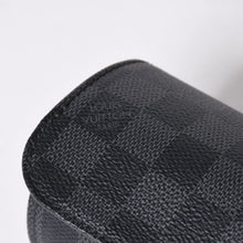 Load the image into the gallery viewer. 極美品 LOUIS VUITTON ルイヴィトン 時計ケース ダミエグラフィット エテュイ 3モントル 3本用ウォッチケース 時計ケース 筒型 マルチポーチ N41137 中古 4a006422