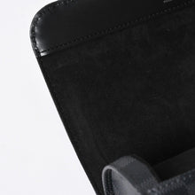 Load the image into the gallery viewer. 極美品 LOUIS VUITTON ルイヴィトン 時計ケース ダミエグラフィット エテュイ 3モントル 3本用ウォッチケース 時計ケース 筒型 マルチポーチ N41137 中古 4a006422