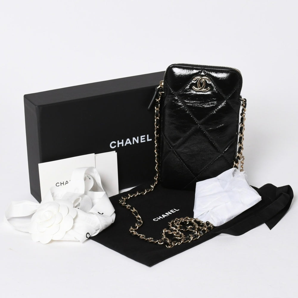 新品未使用品 CHANEL シャネル チェーンショルダー シャイニー パテントレザー ランダム番台 マトラッセ ココマーク フォンケース 中古 4a006466