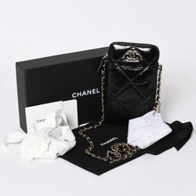Load the image into the gallery viewer. 新品未使用品 CHANEL シャネル チェーンショルダー シャイニー パテントレザー ランダム番台 マトラッセ ココマーク フォンケース 中古 4a006466