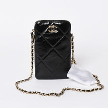 Load the image into the gallery viewer. 新品未使用品 CHANEL シャネル チェーンショルダー シャイニー パテントレザー ランダム番台 マトラッセ ココマーク フォンケース 中古 4a006466