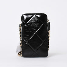 Load the image into the gallery viewer. 新品未使用品 CHANEL シャネル チェーンショルダー シャイニー パテントレザー ランダム番台 マトラッセ ココマーク フォンケース 中古 4a006466