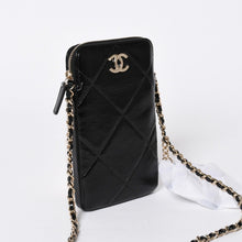 Load the image into the gallery viewer. 新品未使用品 CHANEL シャネル チェーンショルダー シャイニー パテントレザー ランダム番台 マトラッセ ココマーク フォンケース 中古 4a006466