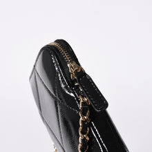 Load the image into the gallery viewer. 新品未使用品 CHANEL シャネル チェーンショルダー シャイニー パテントレザー ランダム番台 マトラッセ ココマーク フォンケース 中古 4a006466
