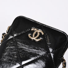 Load the image into the gallery viewer. 新品未使用品 CHANEL シャネル チェーンショルダー シャイニー パテントレザー ランダム番台 マトラッセ ココマーク フォンケース 中古 4a006466
