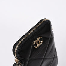 Load the image into the gallery viewer. 新品未使用品 CHANEL シャネル チェーンショルダー シャイニー パテントレザー ランダム番台 マトラッセ ココマーク フォンケース 中古 4a006466