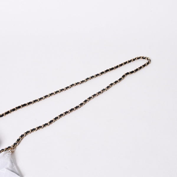 新品未使用品 CHANEL シャネル チェーンショルダー シャイニー パテントレザー ランダム番台 マトラッセ ココマーク フォンケース 中古 4a006466