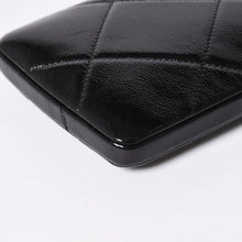 Load the image into the gallery viewer. 新品未使用品 CHANEL シャネル チェーンショルダー シャイニー パテントレザー ランダム番台 マトラッセ ココマーク フォンケース 中古 4a006466