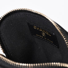 Load the image into the gallery viewer. 新品未使用品 CHANEL シャネル チェーンショルダー シャイニー パテントレザー ランダム番台 マトラッセ ココマーク フォンケース 中古 4a006466