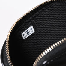 Load the image into the gallery viewer. 新品未使用品 CHANEL シャネル チェーンショルダー シャイニー パテントレザー ランダム番台 マトラッセ ココマーク フォンケース 中古 4a006466