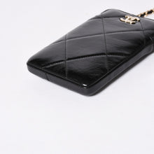 Load the image into the gallery viewer. 新品未使用品 CHANEL シャネル チェーンショルダー シャイニー パテントレザー ランダム番台 マトラッセ ココマーク フォンケース 中古 4a006466