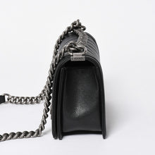将图片加载到图库查看器中。 新品同様品 CHANEL シャネル ボーイシャネル チェーンショルダーバッグ ショルダーバッグ シェブロン Vステッチ 24番台 ココマーク ブラック 中古 4a006433