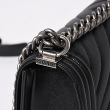 将图片加载到图库查看器中。 新品同様品 CHANEL シャネル ボーイシャネル チェーンショルダーバッグ ショルダーバッグ シェブロン Vステッチ 24番台 ココマーク ブラック 中古 4a006433