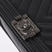 将图片加载到图库查看器中。 新品同様品 CHANEL シャネル ボーイシャネル チェーンショルダーバッグ ショルダーバッグ シェブロン Vステッチ 24番台 ココマーク ブラック 中古 4a006433