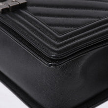 将图片加载到图库查看器中。 新品同様品 CHANEL シャネル ボーイシャネル チェーンショルダーバッグ ショルダーバッグ シェブロン Vステッチ 24番台 ココマーク ブラック 中古 4a006433