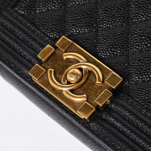 Load the image into the gallery viewer. CHANEL シャネル ボーイシャネル ショルダーバッグ チェーンショルダーバッグ 19番台 キャビアスキン ココマーク ブラック ゴールド金具 美品 中古 4a006436