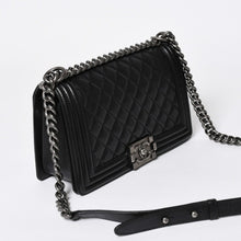 Load the image into the gallery viewer. 極美品 CHANEL シャネル ボーイシャネル チェーンショルダーバッグ A67086 23番台 ラムスキン ココマーク ブラック シルバー金具 中古 4a006432
