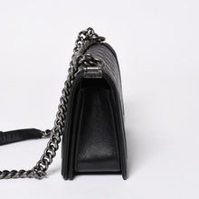 Load the image into the gallery viewer. 極美品 CHANEL シャネル ボーイシャネル チェーンショルダーバッグ A67086 23番台 ラムスキン ココマーク ブラック シルバー金具 中古 4a006432