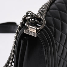 Load the image into the gallery viewer. 極美品 CHANEL シャネル ボーイシャネル チェーンショルダーバッグ A67086 23番台 ラムスキン ココマーク ブラック シルバー金具 中古 4a006432