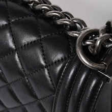 Load the image into the gallery viewer. 極美品 CHANEL シャネル ボーイシャネル チェーンショルダーバッグ A67086 23番台 ラムスキン ココマーク ブラック シルバー金具 中古 4a006432