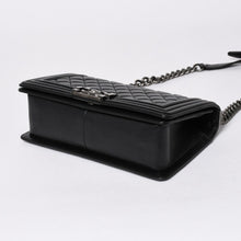 Load the image into the gallery viewer. 極美品 CHANEL シャネル ボーイシャネル チェーンショルダーバッグ A67086 23番台 ラムスキン ココマーク ブラック シルバー金具 中古 4a006432