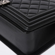 Load the image into the gallery viewer. 極美品 CHANEL シャネル ボーイシャネル チェーンショルダーバッグ A67086 23番台 ラムスキン ココマーク ブラック シルバー金具 中古 4a006432