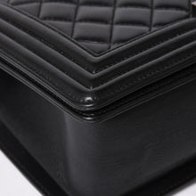Load the image into the gallery viewer. 極美品 CHANEL シャネル ボーイシャネル チェーンショルダーバッグ A67086 23番台 ラムスキン ココマーク ブラック シルバー金具 中古 4a006432
