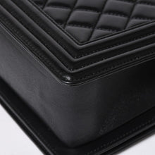 Load the image into the gallery viewer. 極美品 CHANEL シャネル ボーイシャネル チェーンショルダーバッグ A67086 23番台 ラムスキン ココマーク ブラック シルバー金具 中古 4a006432