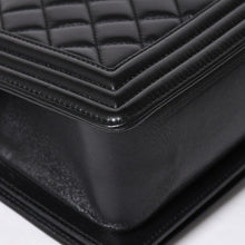 Load the image into the gallery viewer. 極美品 CHANEL シャネル ボーイシャネル チェーンショルダーバッグ A67086 23番台 ラムスキン ココマーク ブラック シルバー金具 中古 4a006432