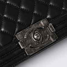 Load the image into the gallery viewer. 極美品 CHANEL シャネル ボーイシャネル チェーンショルダーバッグ A67086 23番台 ラムスキン ココマーク ブラック シルバー金具 中古 4a006432