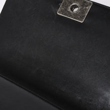 Load the image into the gallery viewer. 極美品 CHANEL シャネル ボーイシャネル チェーンショルダーバッグ A67086 23番台 ラムスキン ココマーク ブラック シルバー金具 中古 4a006432