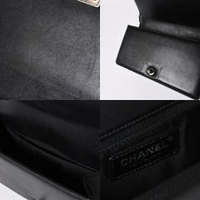 Load the image into the gallery viewer. 極美品 CHANEL シャネル ボーイシャネル チェーンショルダーバッグ A67086 23番台 ラムスキン ココマーク ブラック シルバー金具 中古 4a006432