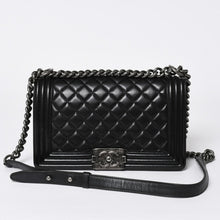 Load the image into the gallery viewer. 極美品 CHANEL シャネル ボーイシャネル チェーンショルダーバッグ A67086 23番台 ラムスキン ココマーク ブラック シルバー金具 中古 4a006432