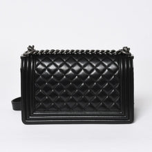 Load the image into the gallery viewer. 極美品 CHANEL シャネル ボーイシャネル チェーンショルダーバッグ A67086 23番台 ラムスキン ココマーク ブラック シルバー金具 中古 4a006432