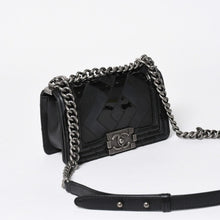 Load the image into the gallery viewer. 極美品 CHANEL シャネル ボーイシャネル チェーンショルダー ショルダーバッグ 30番台 ブラック 中古 4a006430