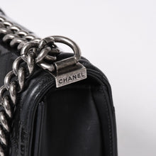 Load the image into the gallery viewer. 極美品 CHANEL シャネル ボーイシャネル チェーンショルダー ショルダーバッグ 30番台 ブラック 中古 4a006430