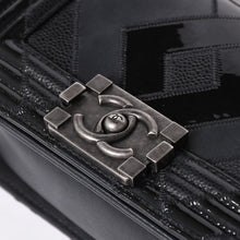 Load the image into the gallery viewer. 極美品 CHANEL シャネル ボーイシャネル チェーンショルダー ショルダーバッグ 30番台 ブラック 中古 4a006430