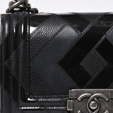 Load the image into the gallery viewer. 極美品 CHANEL シャネル ボーイシャネル チェーンショルダー ショルダーバッグ 30番台 ブラック 中古 4a006430
