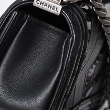 Load the image into the gallery viewer. 極美品 CHANEL シャネル ボーイシャネル チェーンショルダー ショルダーバッグ 30番台 ブラック 中古 4a006430