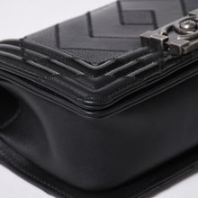 Load the image into the gallery viewer. 極美品 CHANEL シャネル ボーイシャネル チェーンショルダー ショルダーバッグ 30番台 ブラック 中古 4a006430