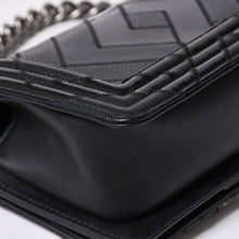 Load the image into the gallery viewer. 極美品 CHANEL シャネル ボーイシャネル チェーンショルダー ショルダーバッグ 30番台 ブラック 中古 4a006430